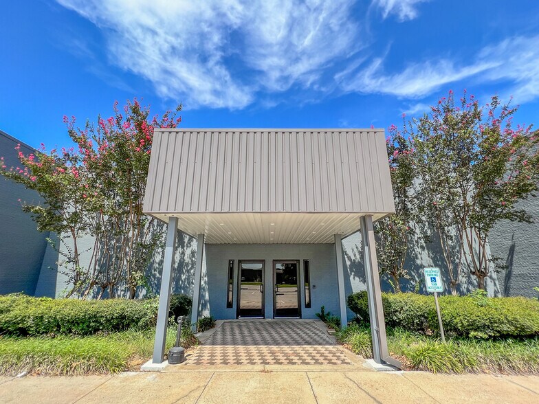 108 Commercial Cir, Conroe, TX à louer - Photo de l’immeuble – Image 1 sur 28