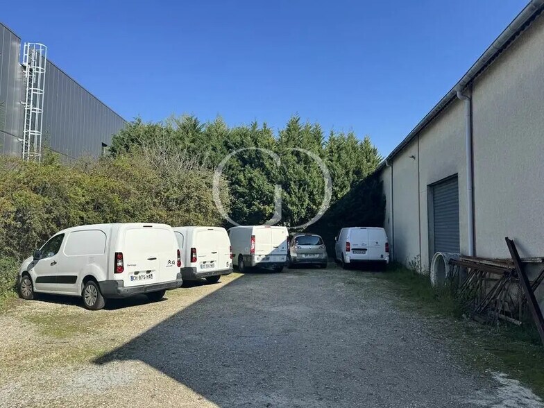 98 Rue Des Sources, Saint-Genis-Laval à louer - Photo de l’immeuble – Image 2 sur 7