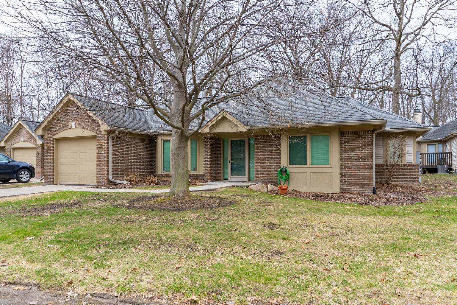 21329 Mulberry Ct, Farmington Hills, MI à vendre Photo principale– Image 1 sur 24