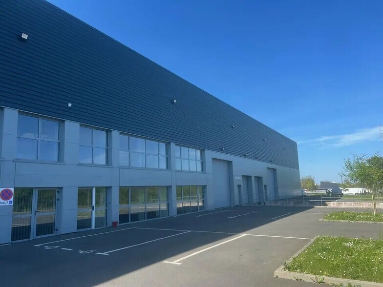 Industriel/Logistique dans Noyal-Châtillon-sur-Seiche à vendre - Photo de l’immeuble – Image 1 sur 9