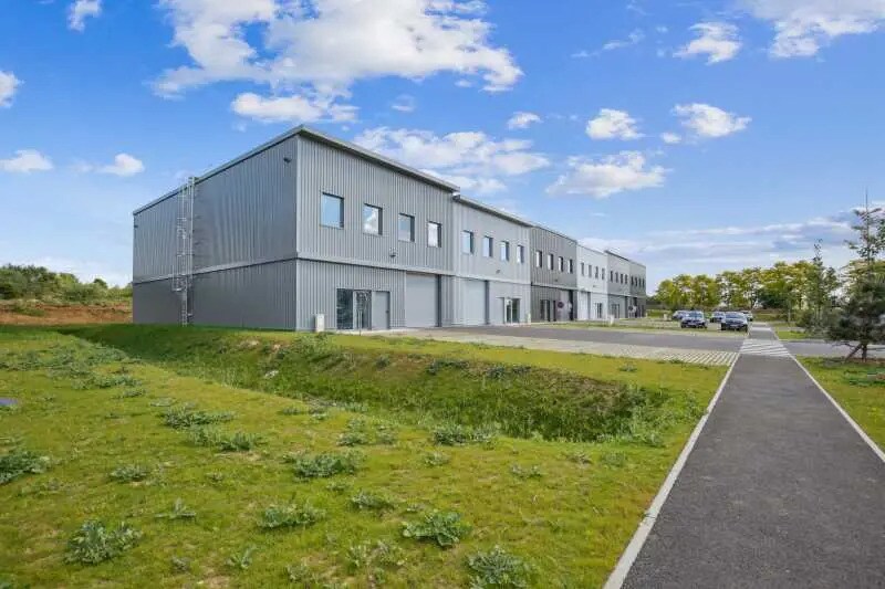 Local d’activités dans Roissy-en-France à louer - Photo de l’immeuble – Image 1 sur 11