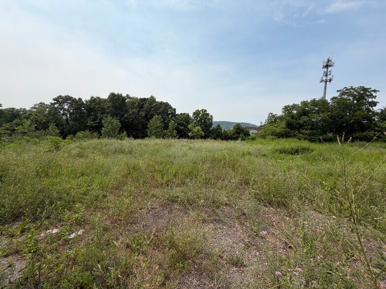 1070 Lower South St, Peekskill, NY à vendre - Photo de l’immeuble – Image 3 sur 7