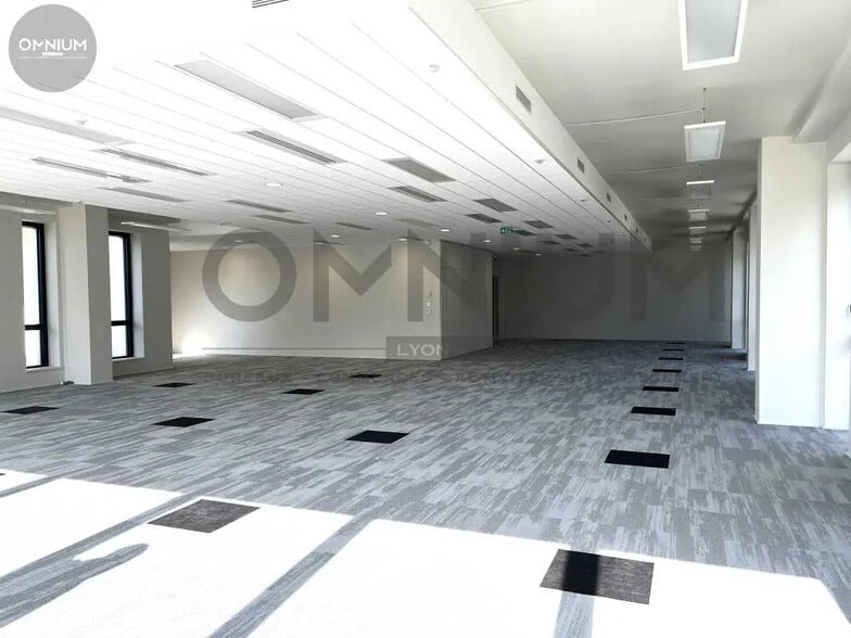 Bureau dans Vénissieux à louer - Photo de l’immeuble – Image 3 sur 15