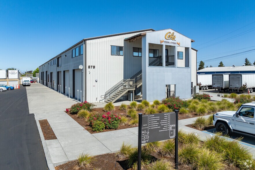 879 Lindberg Ln, Petaluma, CA à louer - Photo de l’immeuble – Image 2 sur 4