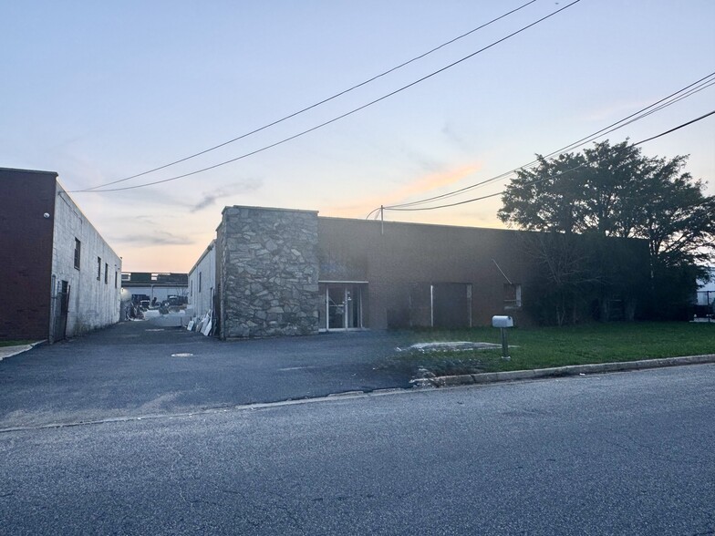 56 Eads St, West Babylon, NY à vendre - Photo de l’immeuble – Image 1 sur 4