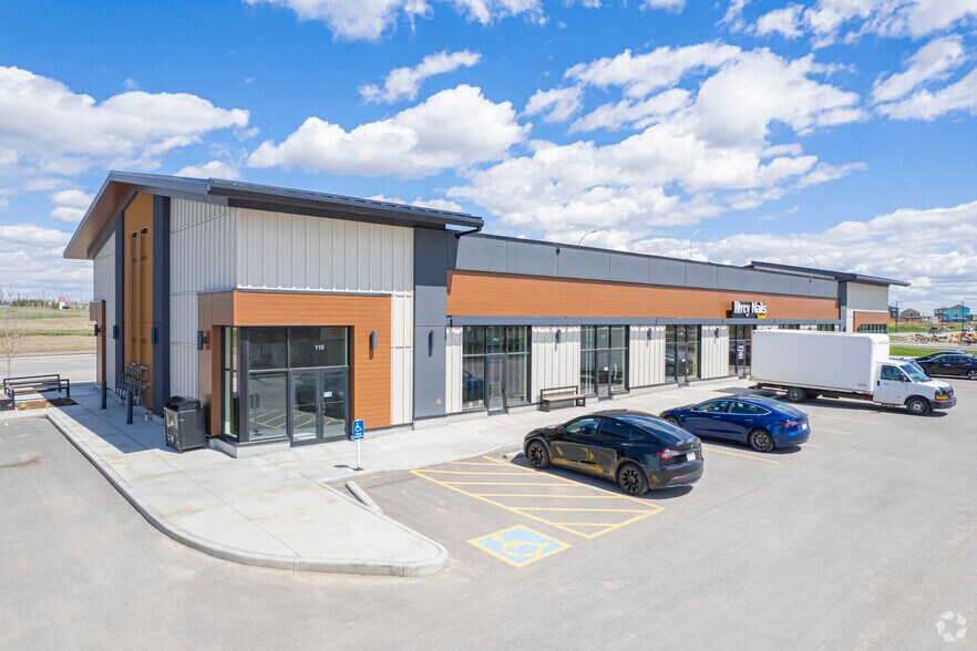 258 Northridge Dr, Okotoks, AB à louer - Photo de l’immeuble – Image 2 sur 10
