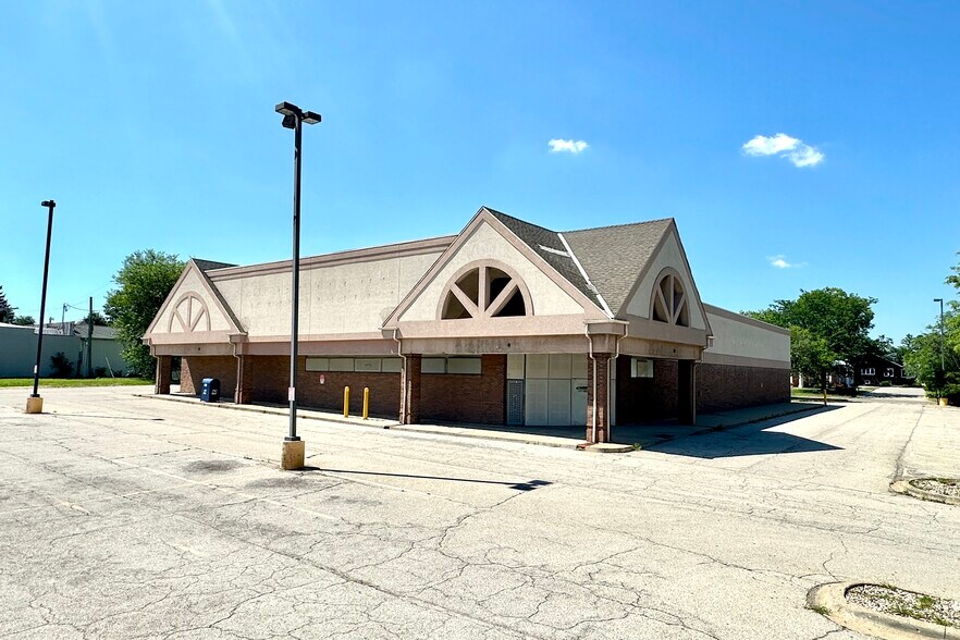 2515 N Knoxville Ave, Peoria, IL à louer - Photo de l’immeuble – Image 2 sur 5