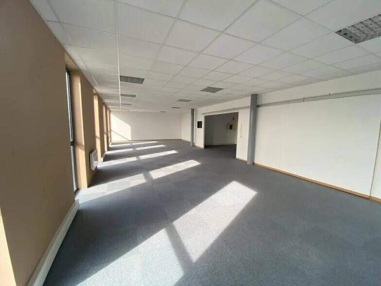 Bureau dans Nogent-le-Phaye à louer - Photo de l’immeuble – Image 2 sur 4