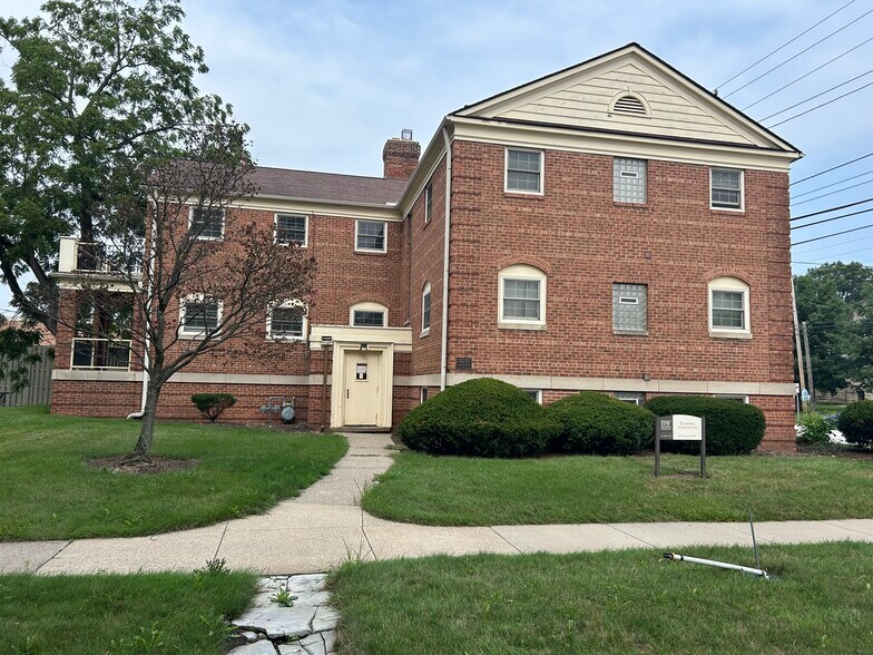 219 Seminary St, Berea, OH à vendre - Photo principale – Image 1 sur 2