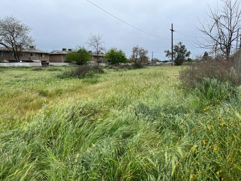 1013 E Yosemite Ave, Madera, CA à vendre - Photo de l’immeuble – Image 1 sur 2