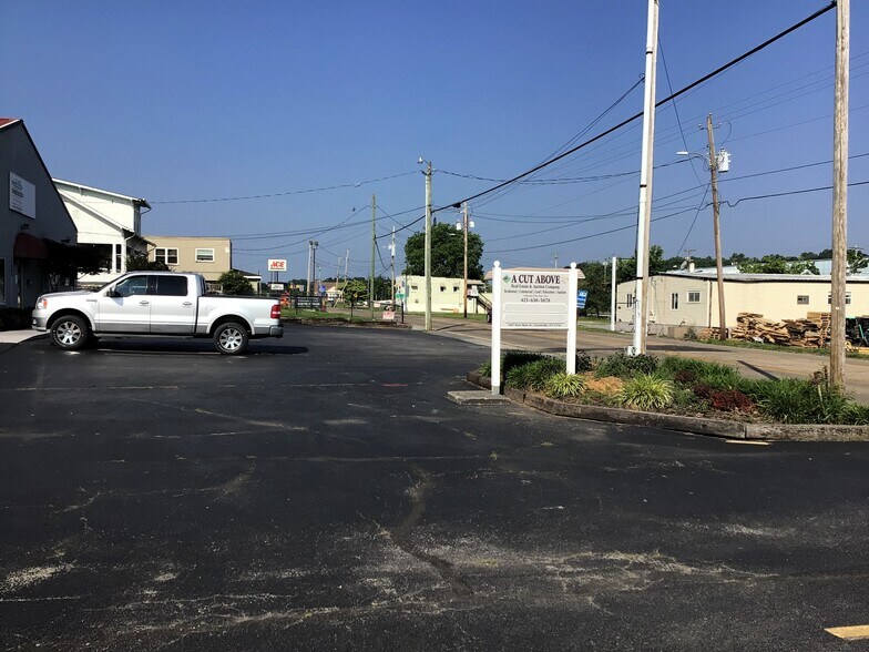 1007 W Main St, Greeneville, TN à louer - Photo de l’immeuble – Image 3 sur 4
