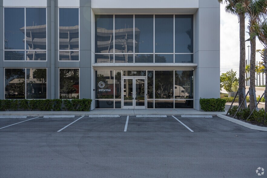 1700 Eller Dr, Fort Lauderdale, FL à louer - Photo de l’immeuble – Image 2 sur 7