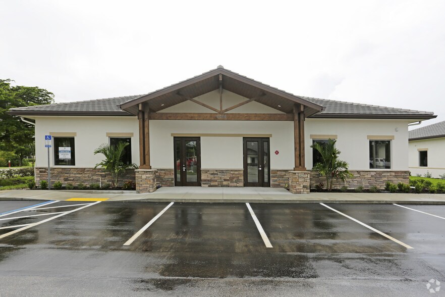 6846 International Center Blvd, Fort Myers, FL à louer - Photo de l’immeuble – Image 3 sur 13