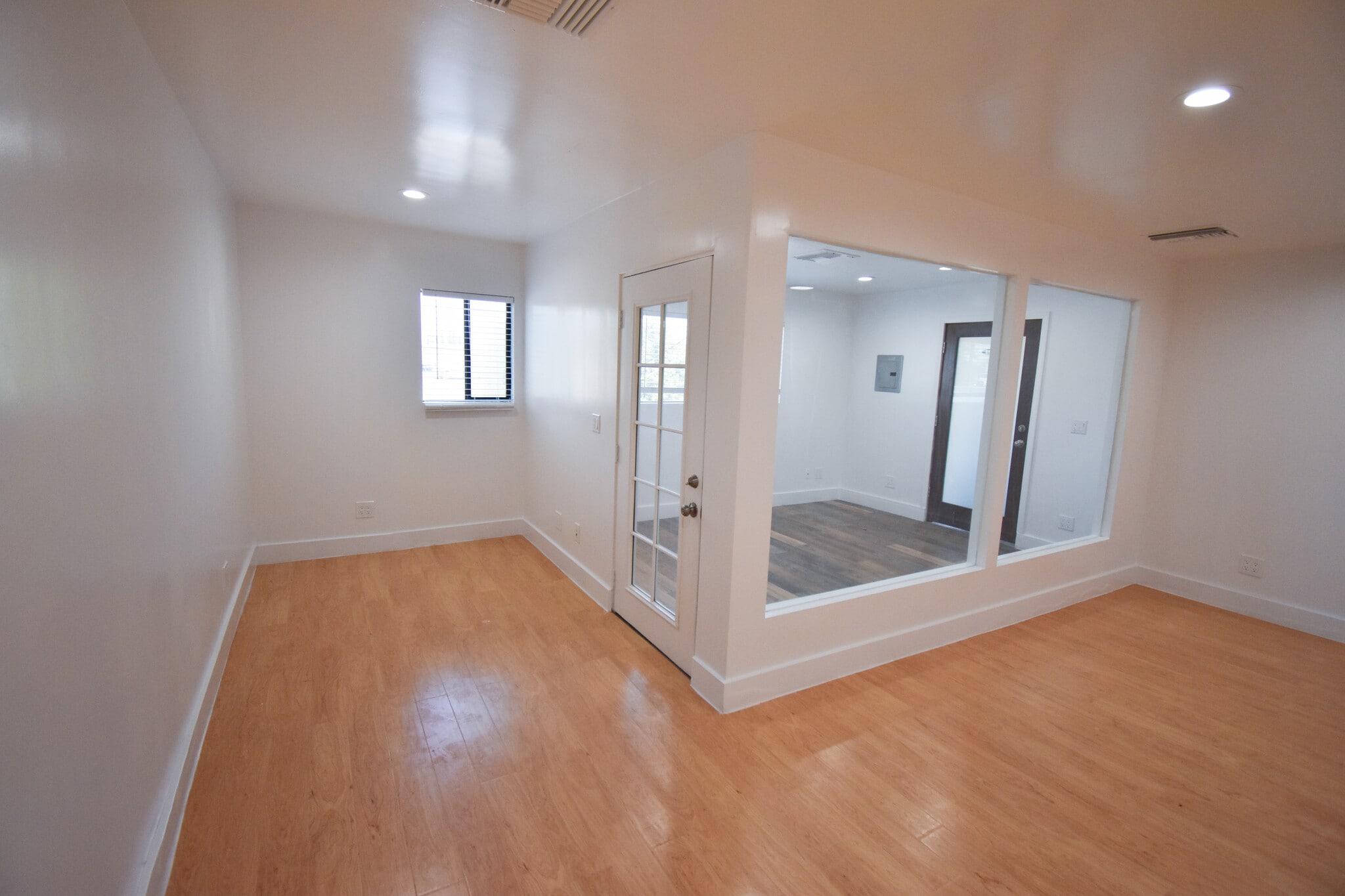 19709 Ventura Blvd, Woodland Hills, CA à vendre Photo intérieure– Image 1 sur 4