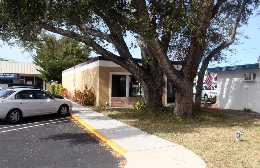 560 Indian Rocks Rd, Largo, FL à vendre - Photo de l’immeuble – Image 2 sur 9