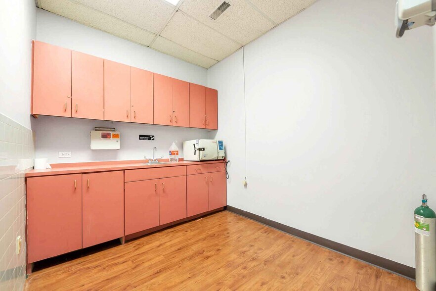 241 W Olive Ave, Burbank, CA à louer - Photo de l’immeuble – Image 3 sur 21