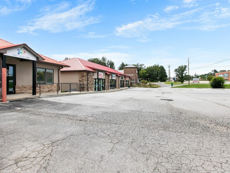 2690 Hendersonville Rd, Fletcher, NC à louer - Photo de l’immeuble – Image 3 sur 30