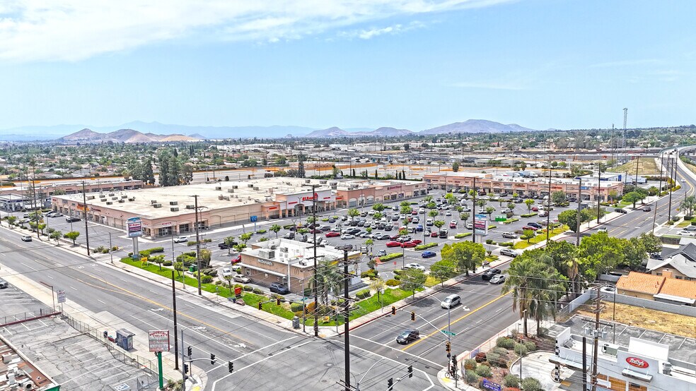 568-618 S Mount Vernon Ave, San Bernardino, CA à louer - Photo de l’immeuble – Image 1 sur 7