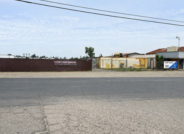 1716 E Goshen Ave, Visalia, CA à vendre - Photo de l’immeuble – Image 2 sur 6