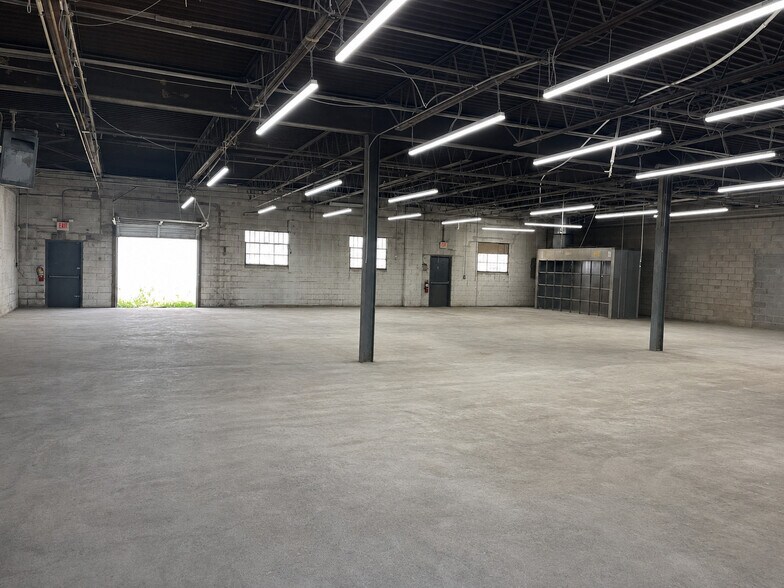 55 Brook Ave, Deer Park, NY à louer - Photo de l’immeuble – Image 3 sur 11