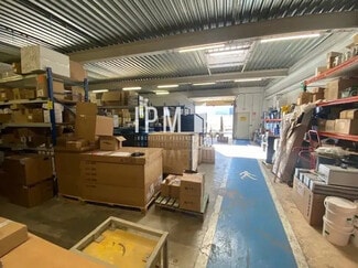 Plus de détails pour Local d'activités à louer