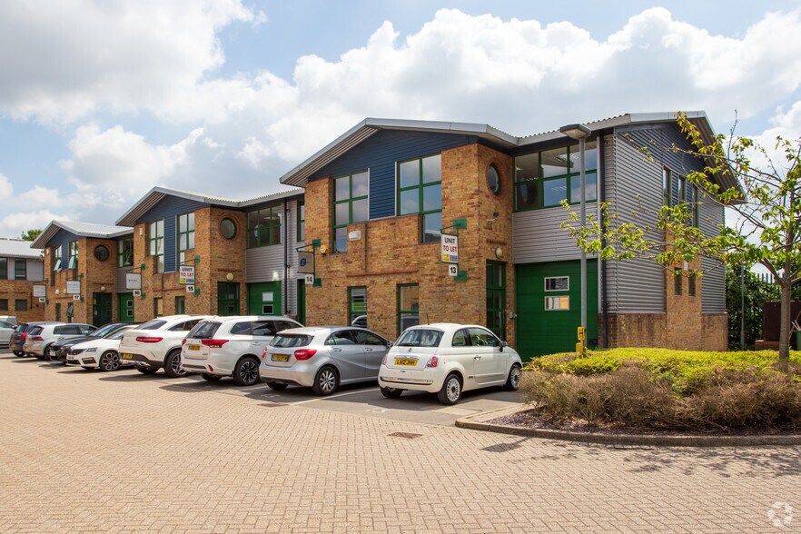 Blenheim Rd, Epsom à louer - Photo principale – Image 1 sur 4