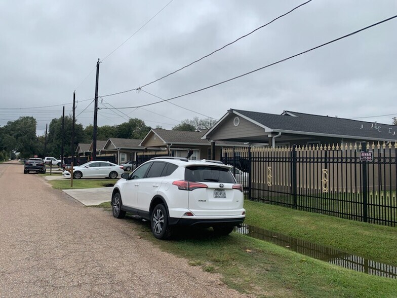 1620 Lone Oak Rd, Houston, TX à vendre - Photo de l’immeuble – Image 2 sur 3