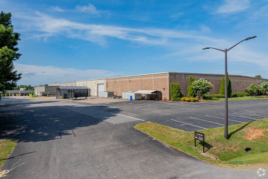 130 Mosswood Blvd, Youngsville, NC à louer - Photo de l’immeuble – Image 3 sur 10