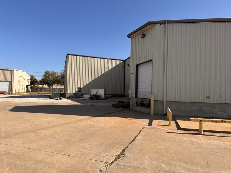 418 E Jones St, Lewisville, TX à louer - Photo de l’immeuble – Image 3 sur 21
