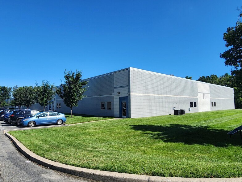 95 Newfield Ave, Edison, NJ à louer - Photo de l’immeuble – Image 3 sur 4