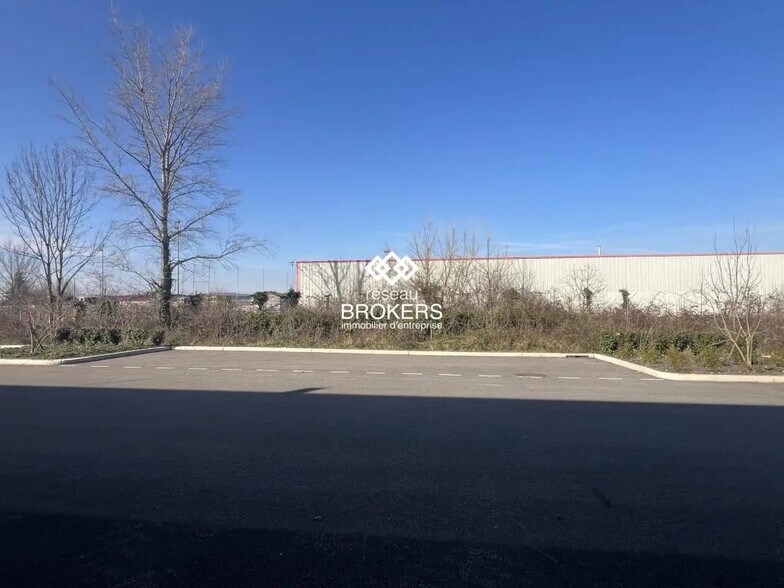 Local d'activités dans Bourgoin-Jallieu à vendre - Photo de l’immeuble – Image 3 sur 20