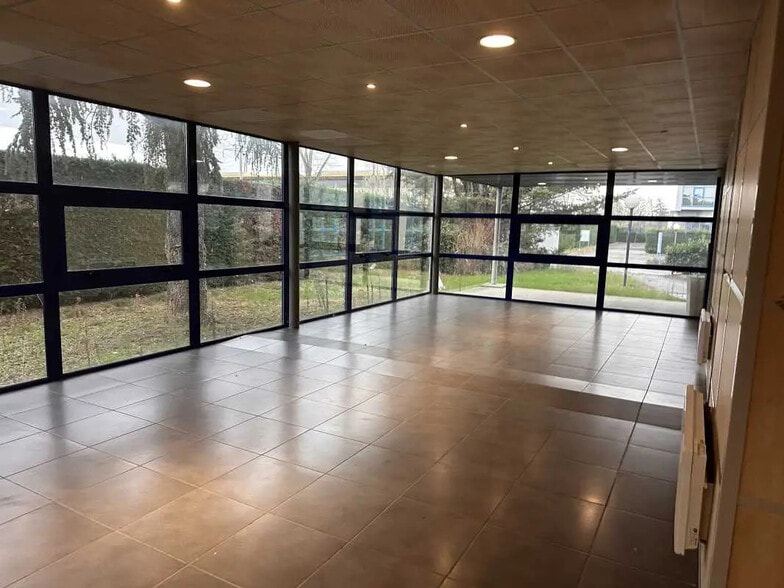 Local d’activités dans CIVRIEUX-D'AZERGUES à louer - Photo de l’immeuble – Image 3 sur 13