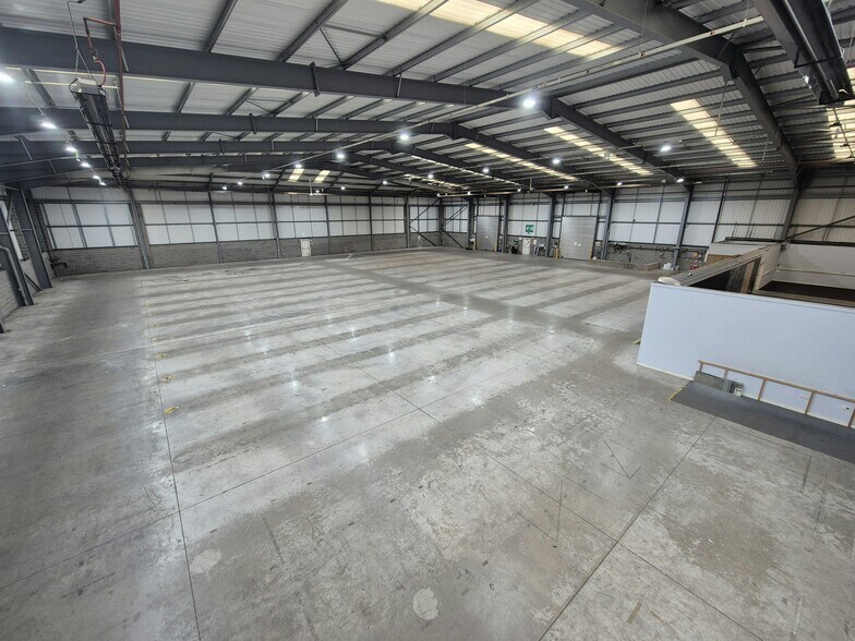 Renown Ave, Coventry à vendre - Photo de l’immeuble – Image 2 sur 7