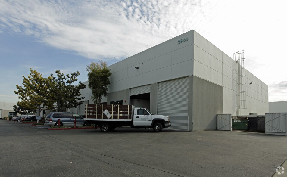 13865 Magnolia Ave, Chino, CA à louer - Photo principale – Image 1 sur 4
