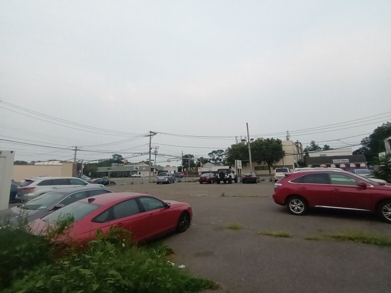 5675 Merrick Rd, Massapequa, NY à louer - Photo de l’immeuble – Image 2 sur 9