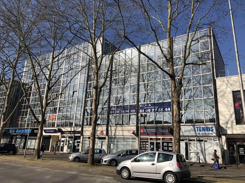 Local commercial dans Évry-Courcouronnes à louer - Photo de l’immeuble – Image 3 sur 14