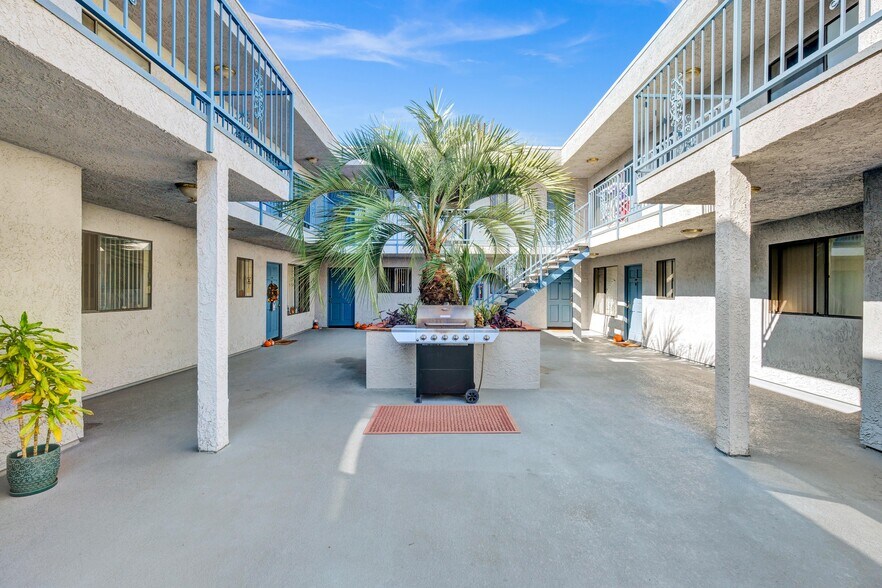 515 E Elmwood Ave, Burbank, CA à vendre - Photo de l’immeuble – Image 2 sur 17