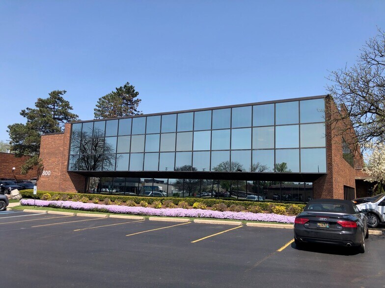 800 W Long Lake Rd, Bloomfield Hills, MI à louer - Photo principale – Image 1 sur 6