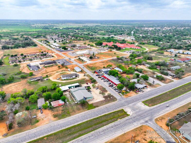 2301 10th St, Floresville, TX à vendre - Photo de l’immeuble – Image 3 sur 5