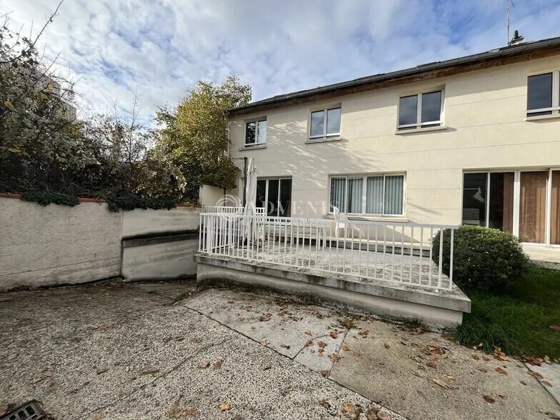 Bureau dans Bobigny à louer - Photo de l’immeuble – Image 2 sur 12