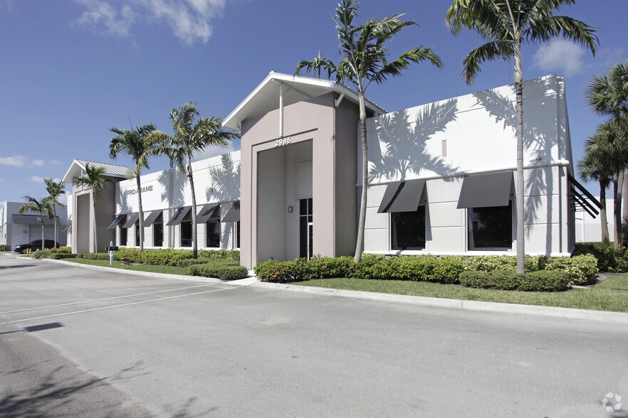 2985 Center Port Cir, Pompano Beach, FL à vendre - Photo de l’immeuble – Image 2 sur 10