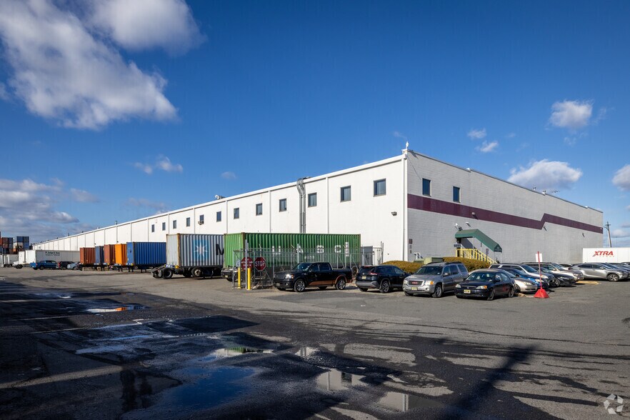 201 Bay Ave, Elizabeth, NJ à louer - Photo de l’immeuble – Image 3 sur 5