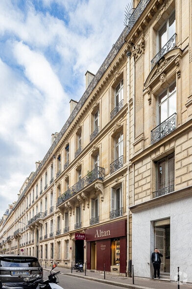 11 Rue Lincoln, Paris à louer - Photo de l’immeuble – Image 2 sur 10