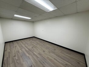 8030-8040 Remmet Ave, Canoga Park, CA à louer Photo intérieure– Image 2 sur 6