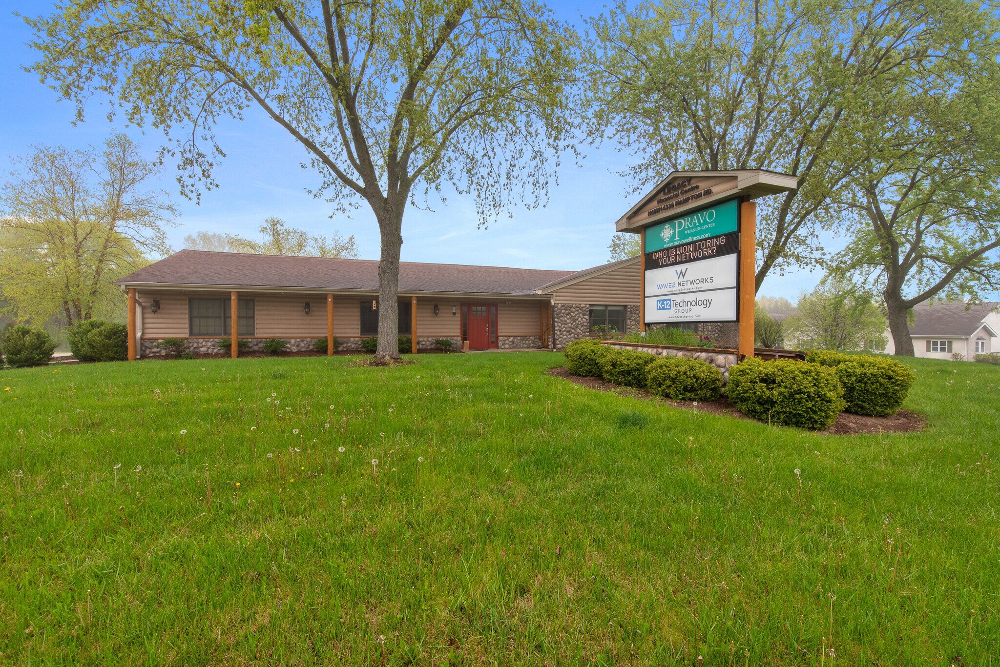 N48W14336 Hampton Rd, Menomonee Falls, WI à vendre Photo de l’immeuble– Image 1 sur 12