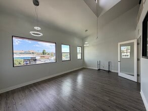 22124 Ventura Blvd, Woodland Hills, CA à louer Photo intérieure– Image 2 sur 9