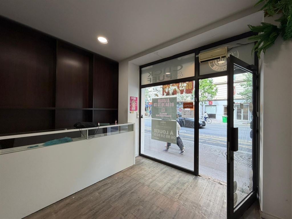 Local commercial dans Paris à louer Hall d’entrée– Image 1 sur 10