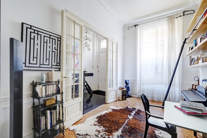 15 Rue De Thann, Paris à vendre - Photo de l’immeuble – Image 2 sur 8