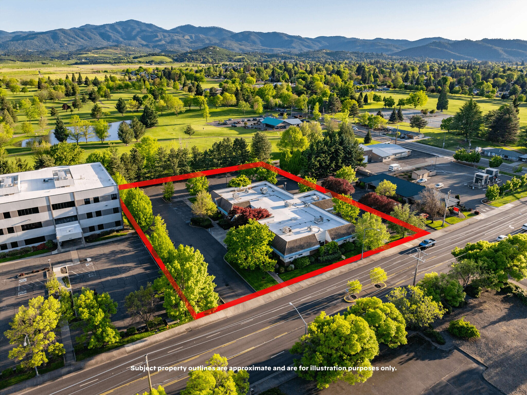 229 W Stewart Ave, Medford, OR à vendre Photo de l’immeuble– Image 1 sur 130