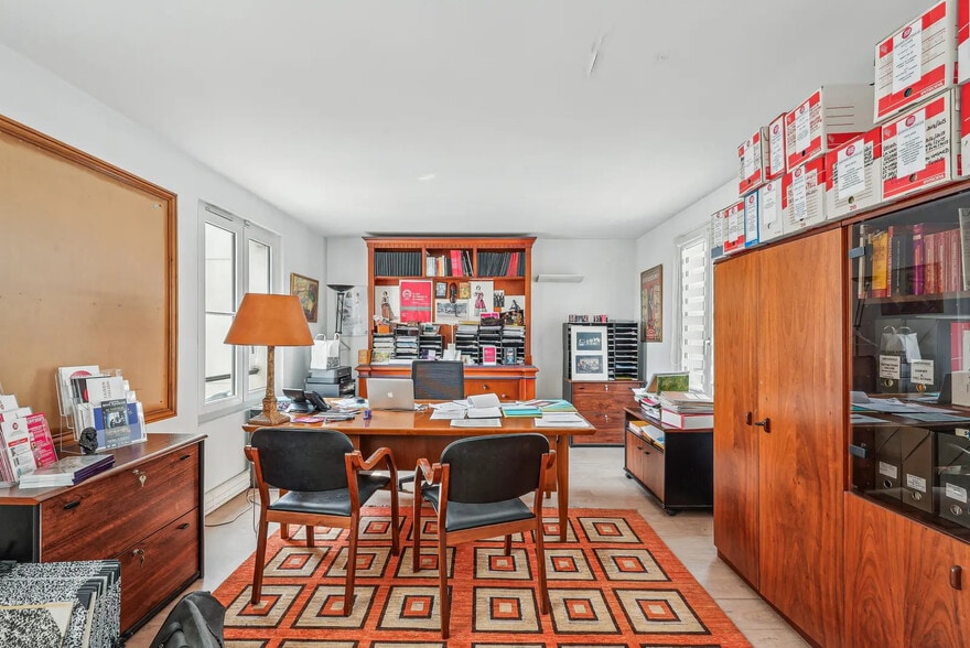 5 Rue La Bruyère, Paris à louer - Photo de l’immeuble – Image 3 sur 16